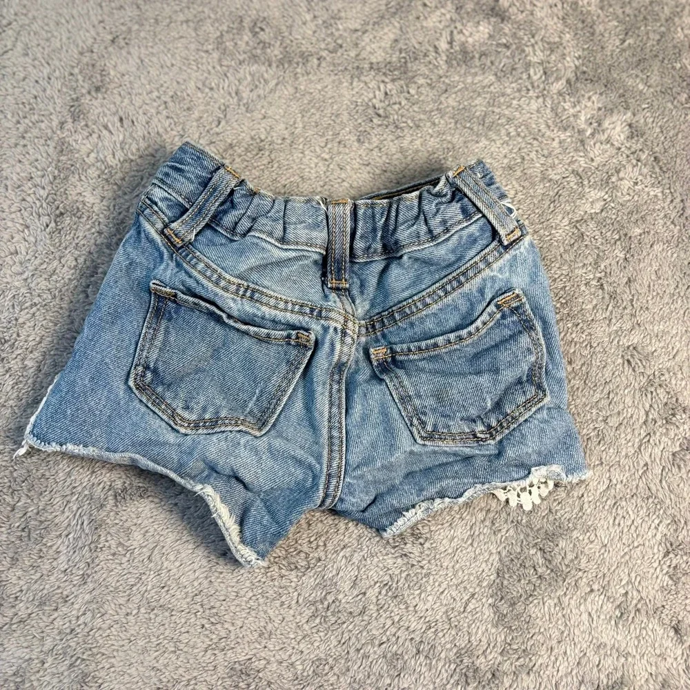 Old Navy Girls Blue Distressed Denim Shorts Crochet Lace Trim Button Fly Size 5
